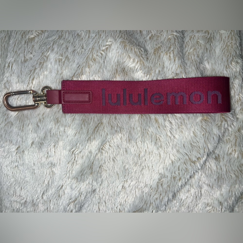LULULEMON “never lost” KEYCHAIN 💟